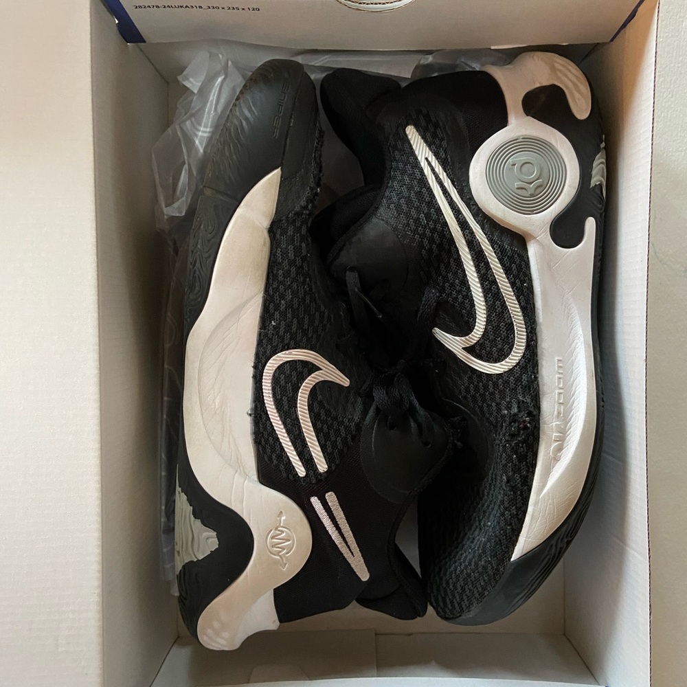 Men’s US 10 Nike KD basketball shoes
good condition, Kevin Durant, kept in box